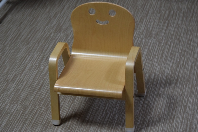 すずめの戸締りの椅子の足はなぜ3本？裏設定に隠された意味を解説！